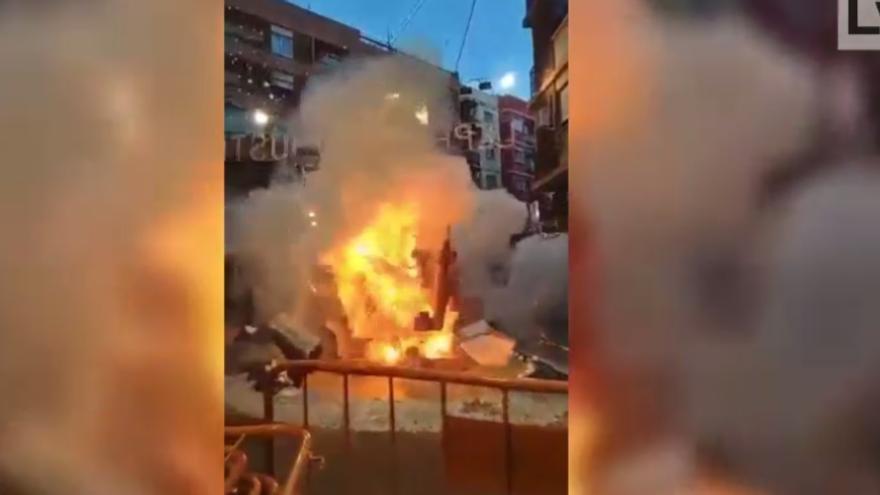 Estalla una falla justo antes de quemarla