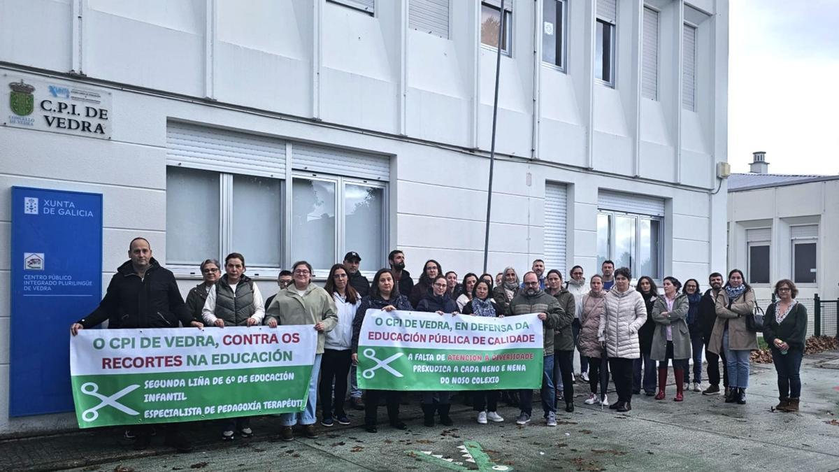 Una concentración de familias de alumnos del CPI de Vedra