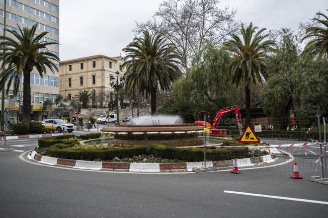 Obras en la rotonda de la Fuente Luminosa de Cáceres