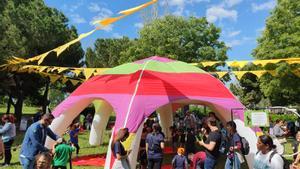 Grandes y pequeños participan en la Festa Esplai de Fundesplai, este domingo en El Prat.