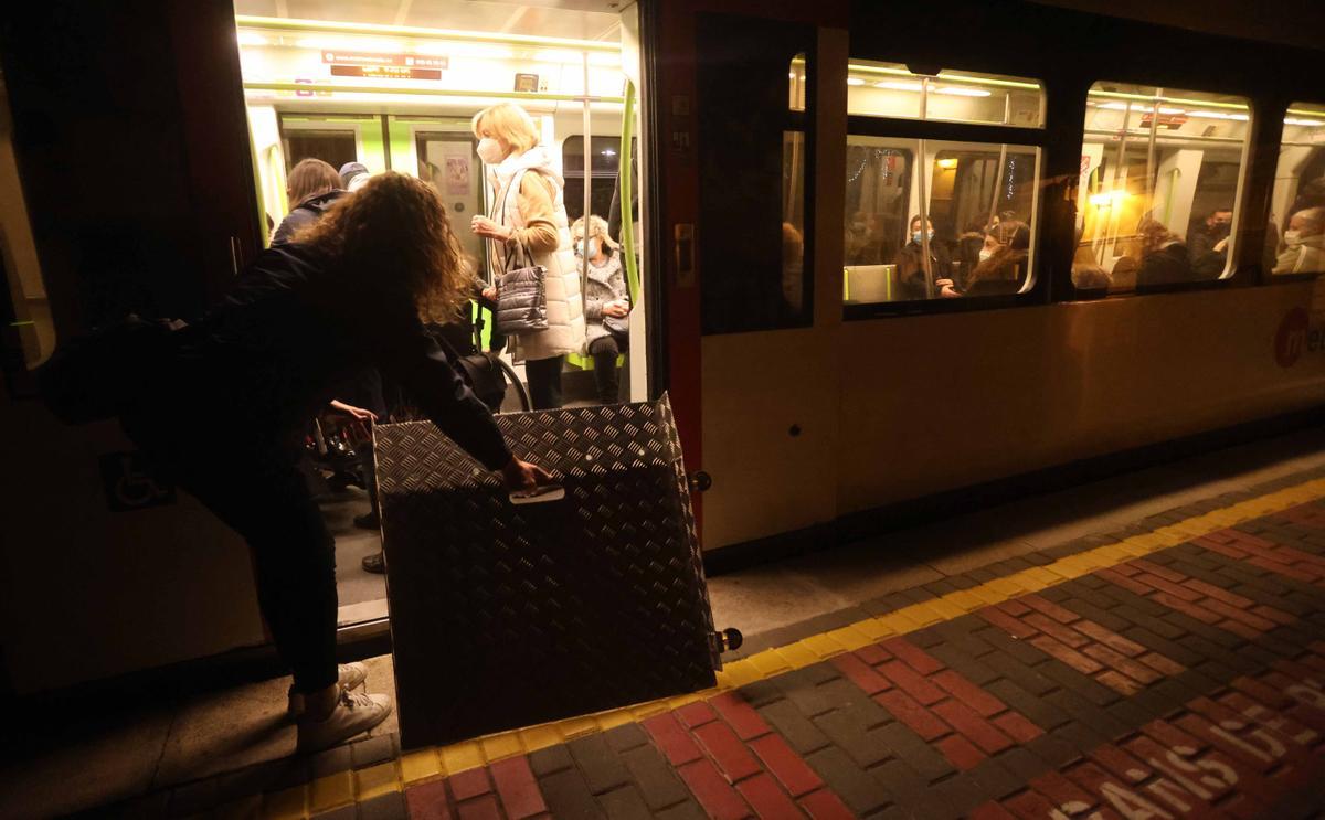 Las personas con discapacidad tienen que llamar 24 horas antes cada vez que tiene que usar el transporte público para que le pongan una rampa móvil por no estar los andes adaptados