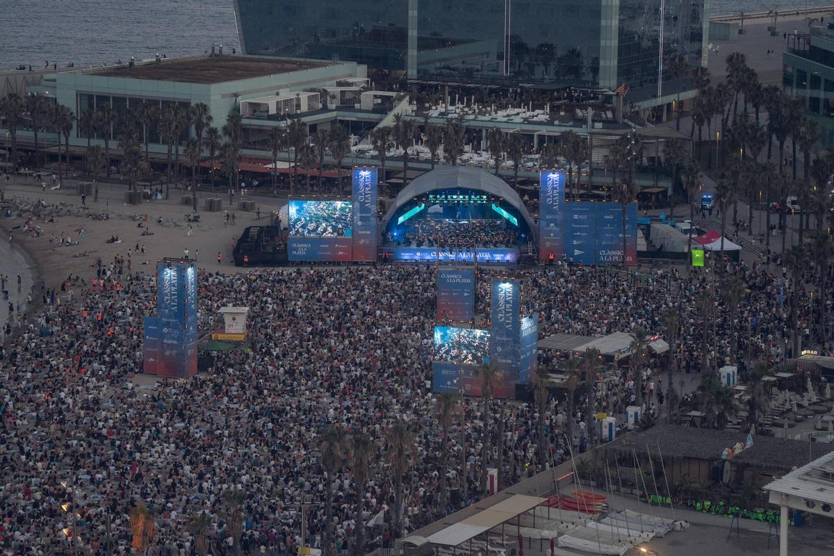Gran Gala de Ópera de Clàssica a la Platja desde la playa de Sant Sebastià durante el concierto gratuito del Gran Teatre del Liceu