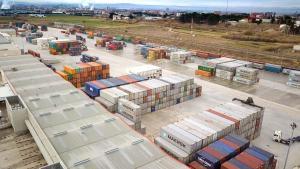 Contenedores de mercancías en el Terminal Marítima de Zaragoza (TMZ), que se encuentra situada dentro del recinto de Mercazaragoza