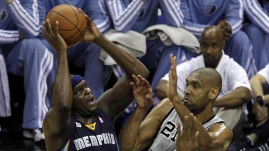 Tim Duncan intenta impedir el tiro de Zach Randolph. // Tim Sharp