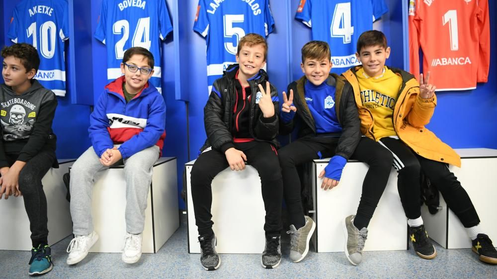 Los estudiantes han realizado un recorrido por los rincones del estadio de Riazor - Han conocido a los jugadores Martí Vilà, del Fabril, y Silvia y Cris, del Dépor Abanca