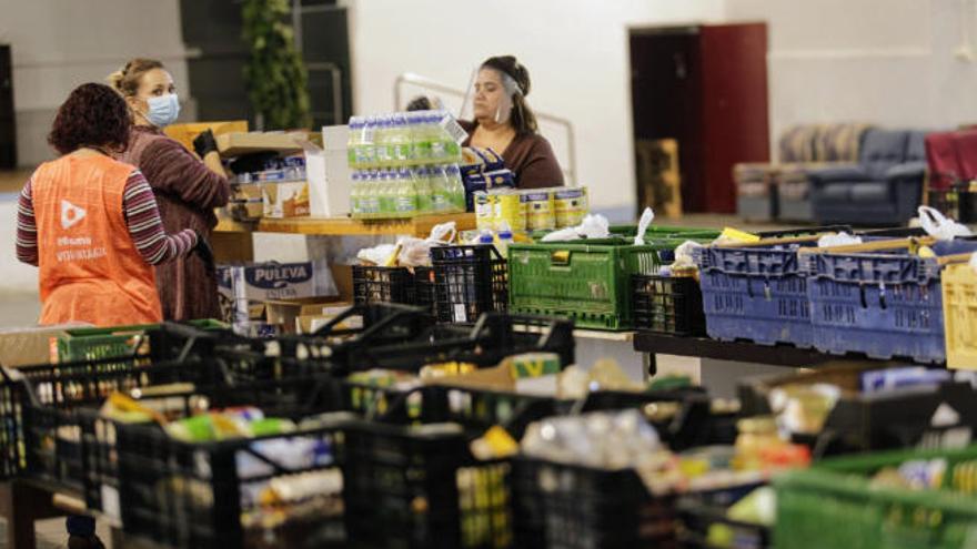 Reparto de alimentos en Santa Cruz de Tenerife.