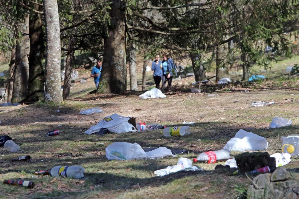 El botellón convierte en estercolero el parque forestal de Beade, en Vigo