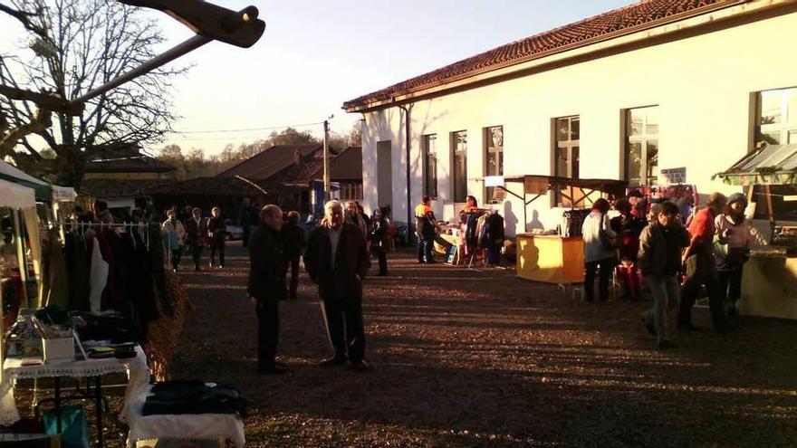 Mercáu solidario en Coya, ayer.