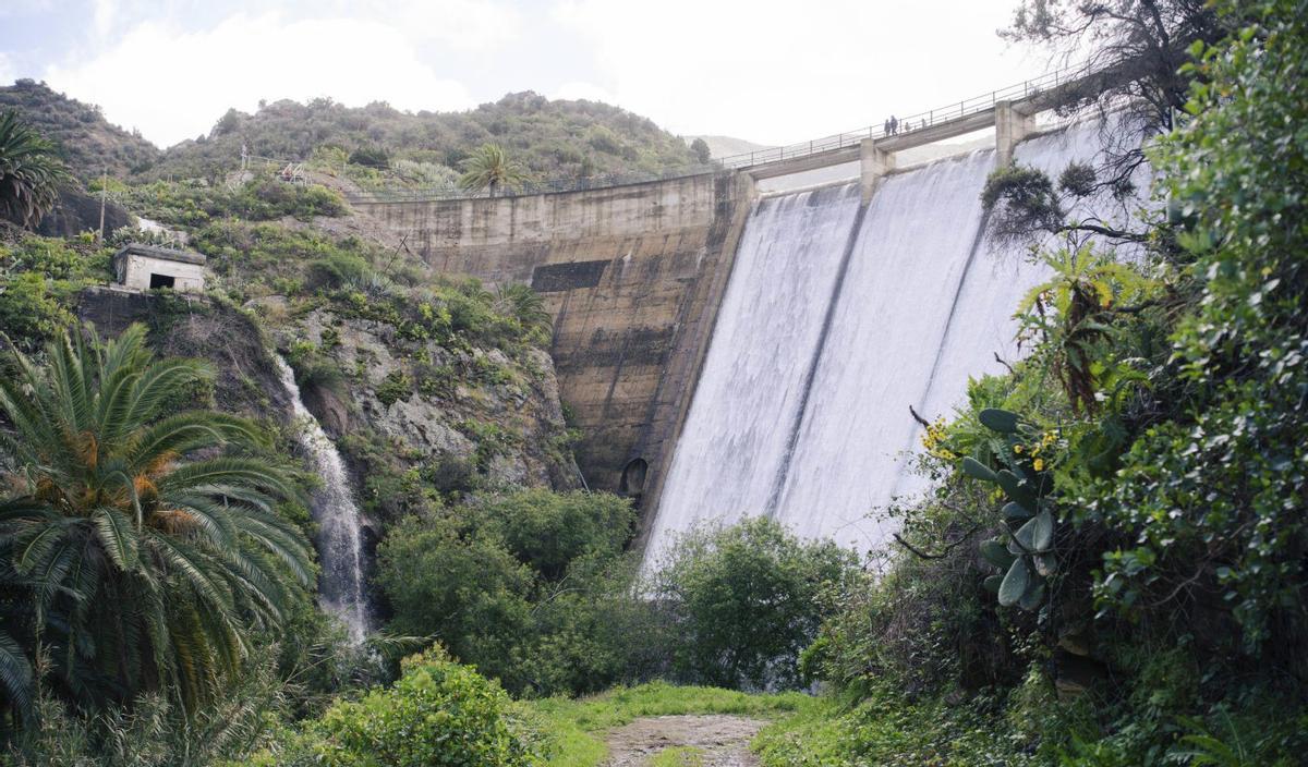 El agua rebosa la presa de La Encantadora, en Vallehermoso.