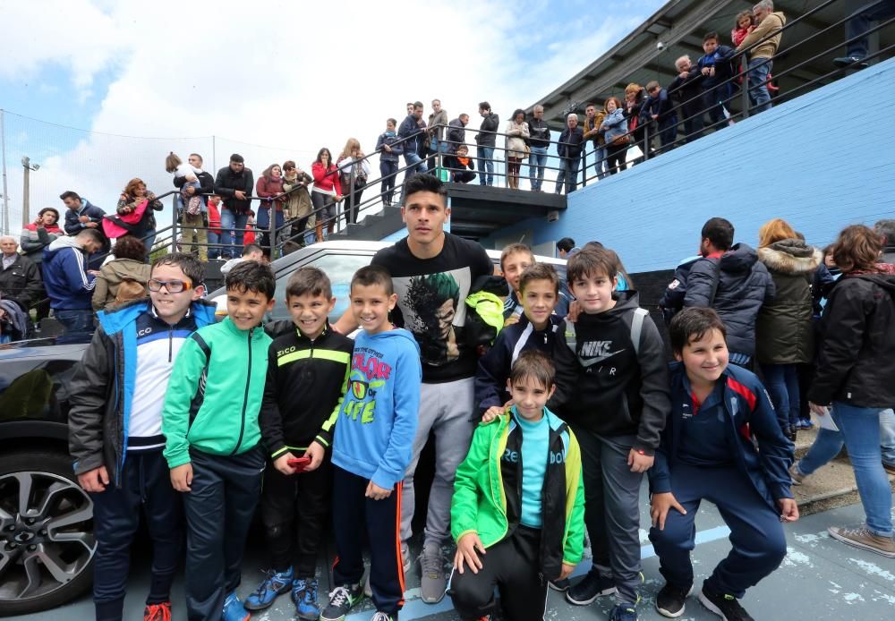 Las gradas de A Madroa se llenan de aficionados en el primer entrenamiento a puerta abierta del Celta después de caer eliminado ante el Manchester United