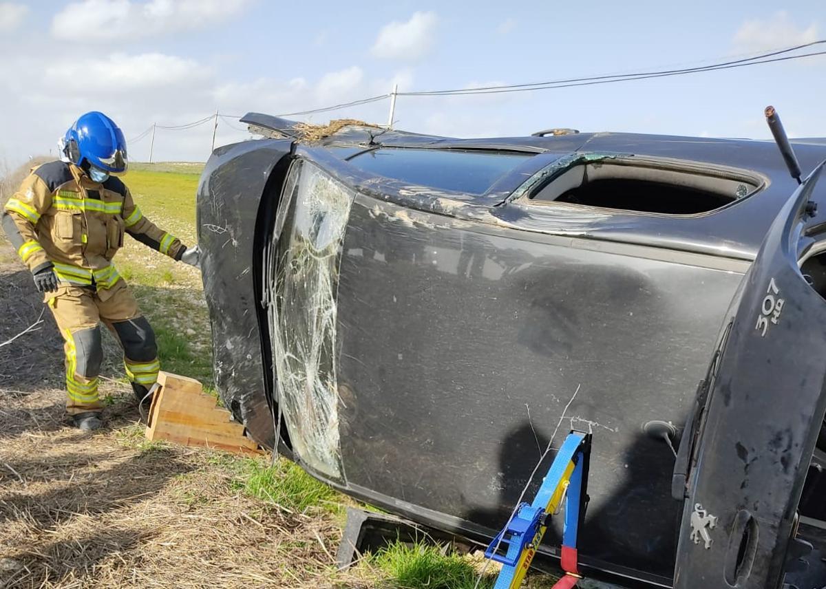 Un bombero revisa el vehículo siniestrado en el accidente