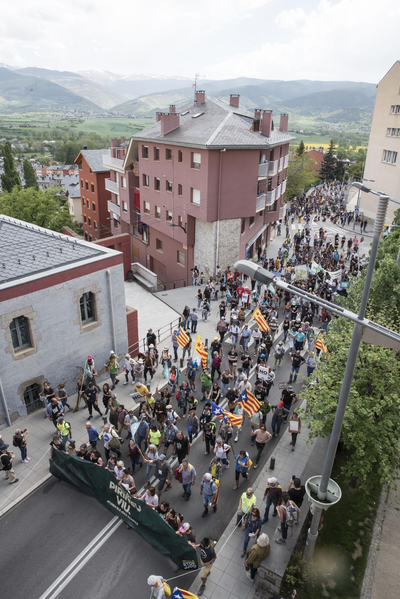 Protesta multitudinària a Puigcerdà en contra dels Jocs
