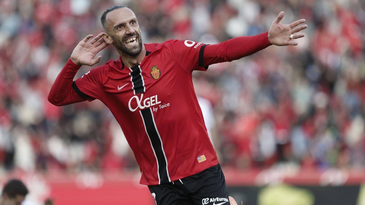 Muriqi celebra uno de sus dos goles a Osasuna