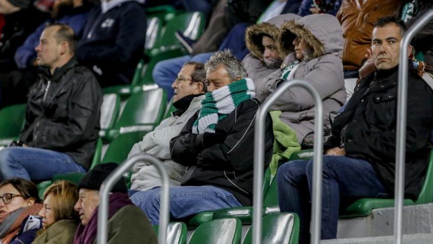 Seguidores del Elche durante el partido Elche-Sabadell