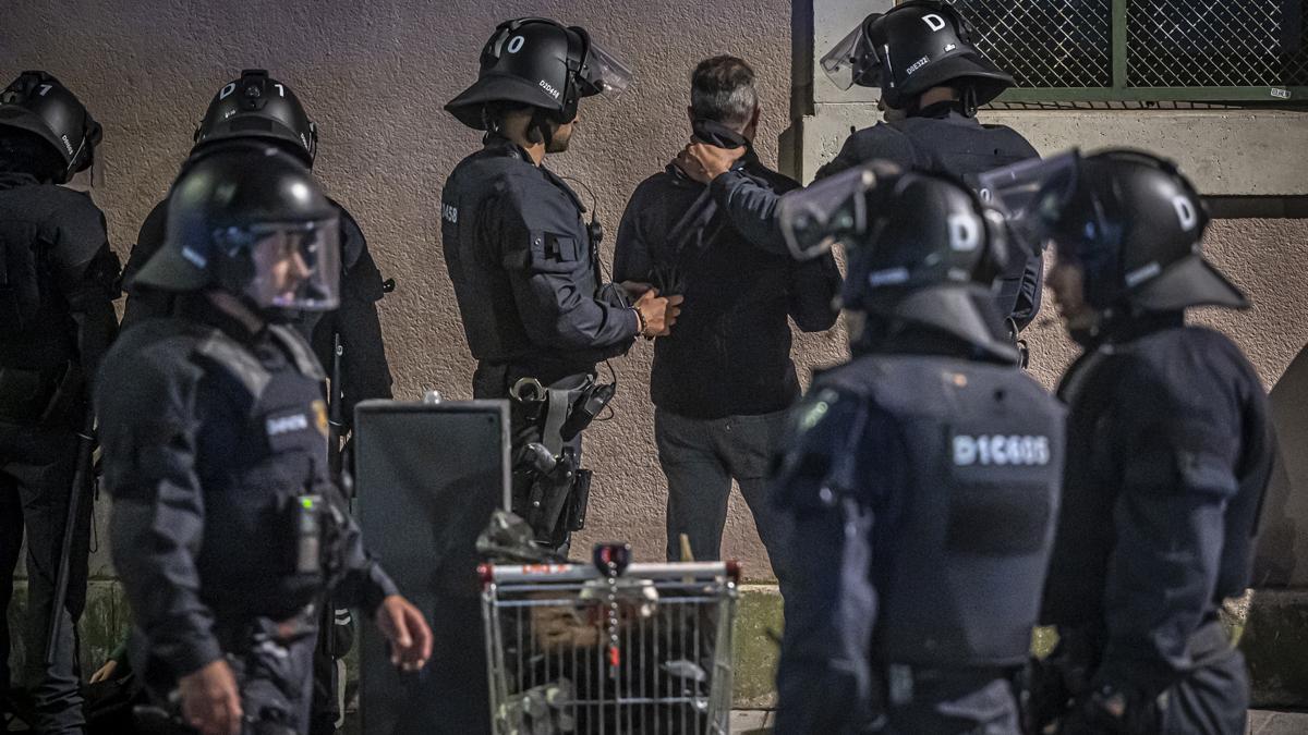 Identificación de los manifestantes contrarios a Desokupa en la plaza de Castella del Raval.