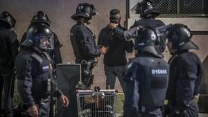 Identificación de los manifestantes contrarios a Desokupa en la plaza de Castella del Raval.