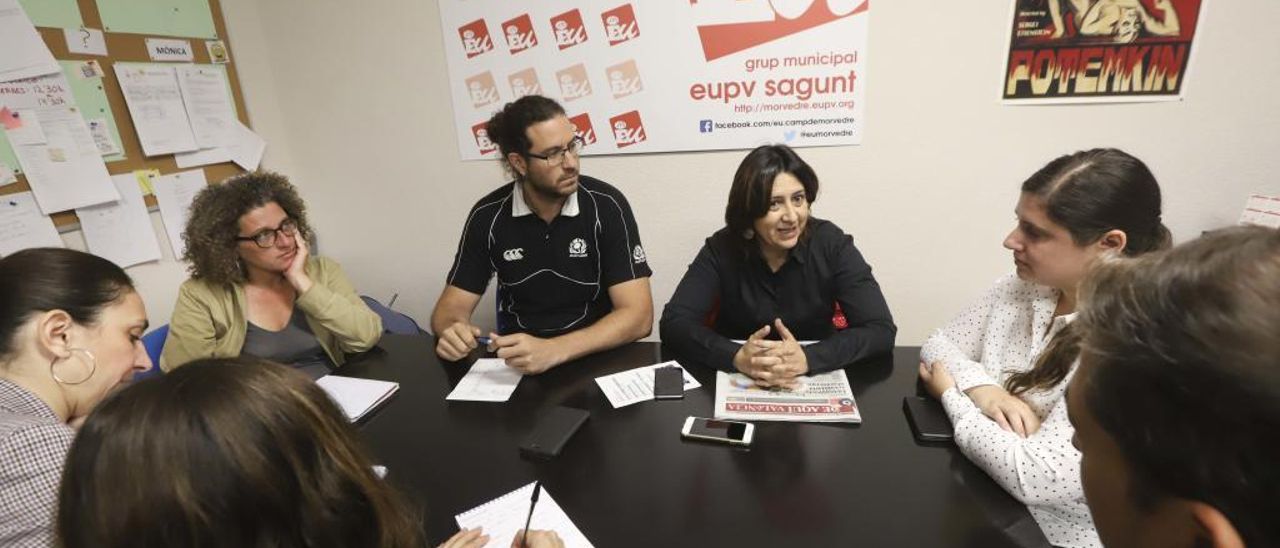 Rosa Pérez ayer en la agrupación local de Sagunt, junto a la diputada en el Congreso, Roser Maestro. Rosa Pérez ayer en la agrupación local de Sagunt, junto a la diputada en el Congreso, Roser Maestro.