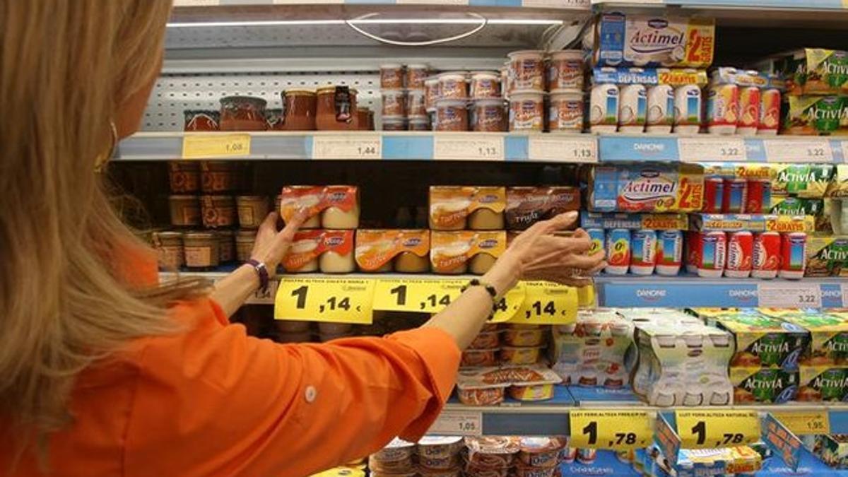 Yogures en un supermercado.