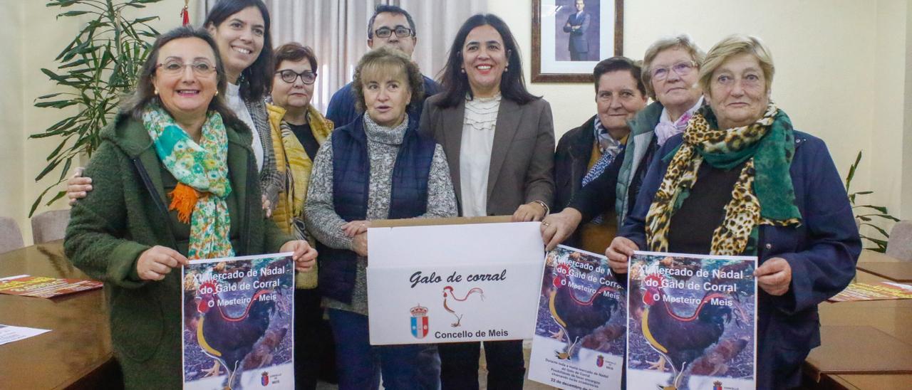 La alcaldesa, en el centro, con las criadoras de la feria del día 22.