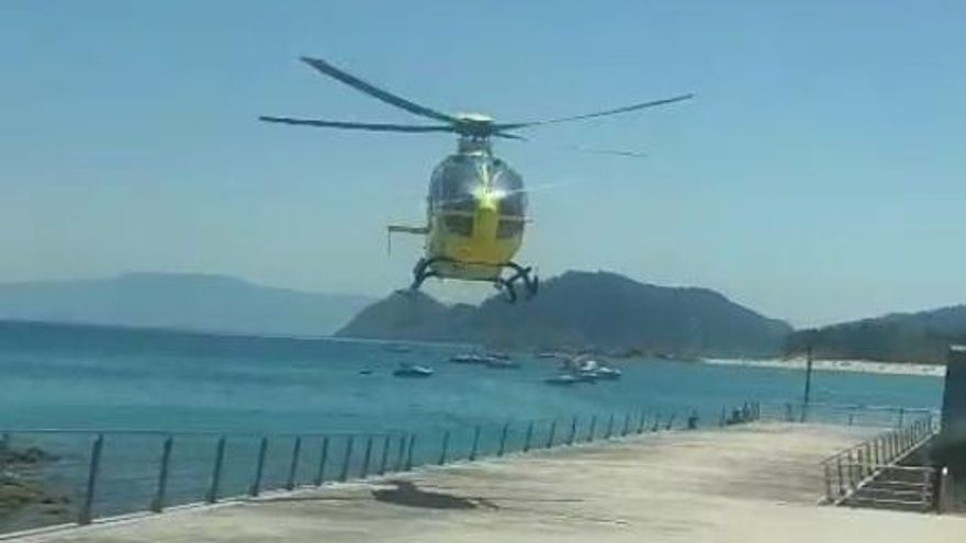 Un helicóptero evacúa a una mujer desde las Cíes por un problema grave de salud