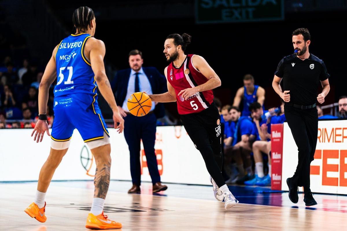 Alberto Martín, con el balón, en el Movistar Estudiantes-Caesa Cartagena