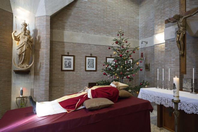 The corpse of Pope Emeritus Benedict XVI exhibited in the chapel of the Mater Ecclesiae monastery