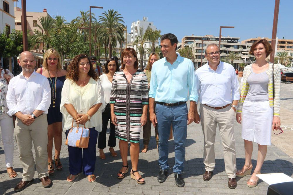 Pedro Sánchez pasea por el puerto de Ibiza