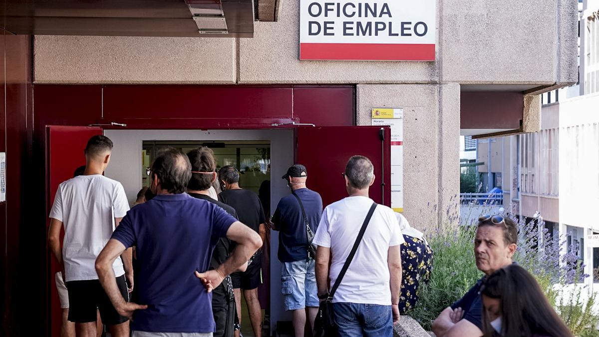 Varias personas esperan para entrar en la oficina de desempleo de Azca, a 4 de julio de 2022, en Madrid (España). El número de parados registrados en las oficinas de los servicios públicos de empleo (antiguo INEM) se redujo en 42.409 desempleados en junio, lo que situó el total de parados por debajo de los 2,9 millones por primera vez desde otoño de 2008. En concreto, según datos publicados por el Ministerio de Trabajo y Economía Social, junio cerró con 2.880.582 desempleados, su menor cifra desde octubre de 2008. 04 JULIO 2022;DESEMPLEO;PARO;BAJA;JUNIO;TRABAJO;VERANO;EMPLEO A. Pérez Meca / Europa Press 04/07/2022