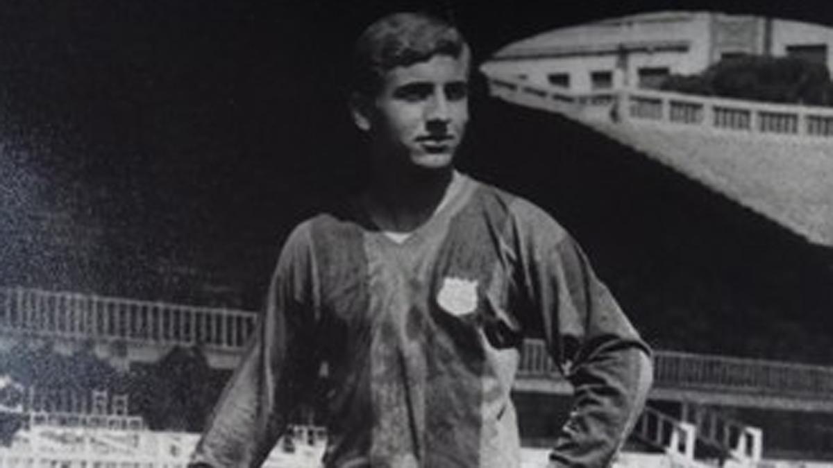 Jordi Gonzalvo empezó en el fútbol formativo azulgrana, como se aprecia en la fotografía en blanco y negro, tomada en el mítico campo de Les Corts