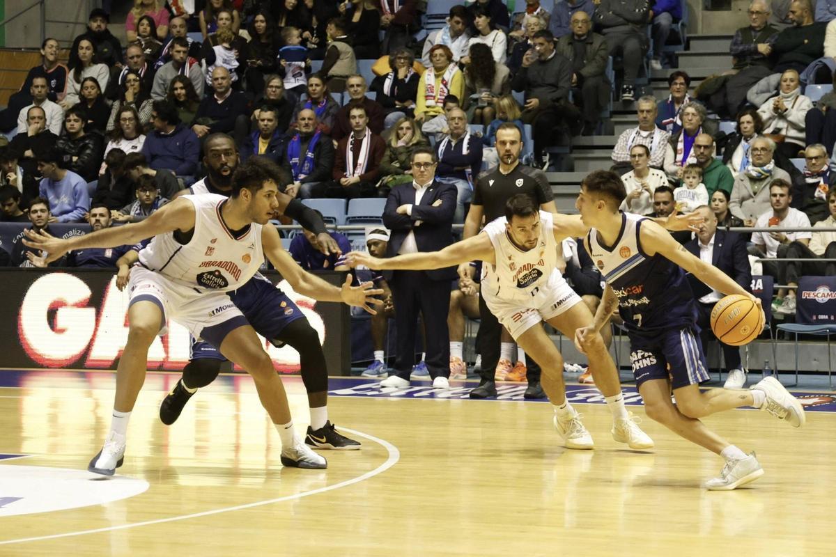 Imagen del duelo entre el Monbus Obradoiro y el Flexicar Fuenlabrada en el Fontes do Sar.