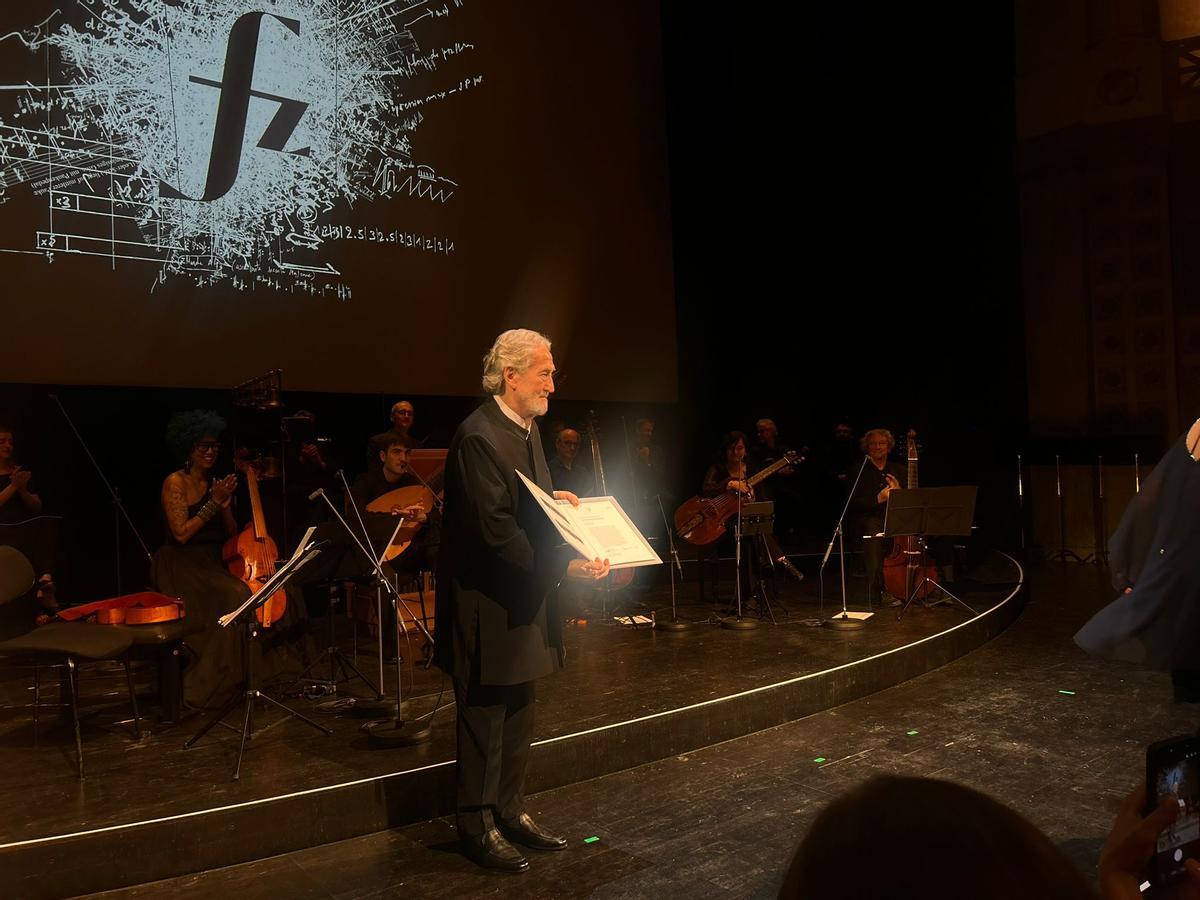 El músico Jordi Savall, recibiendo el premio Ernst von Siemens