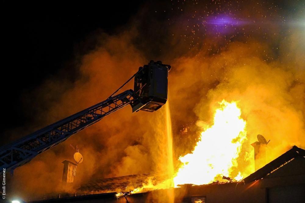 Un incendi crema quatre cases a Puigcerdà i obliga