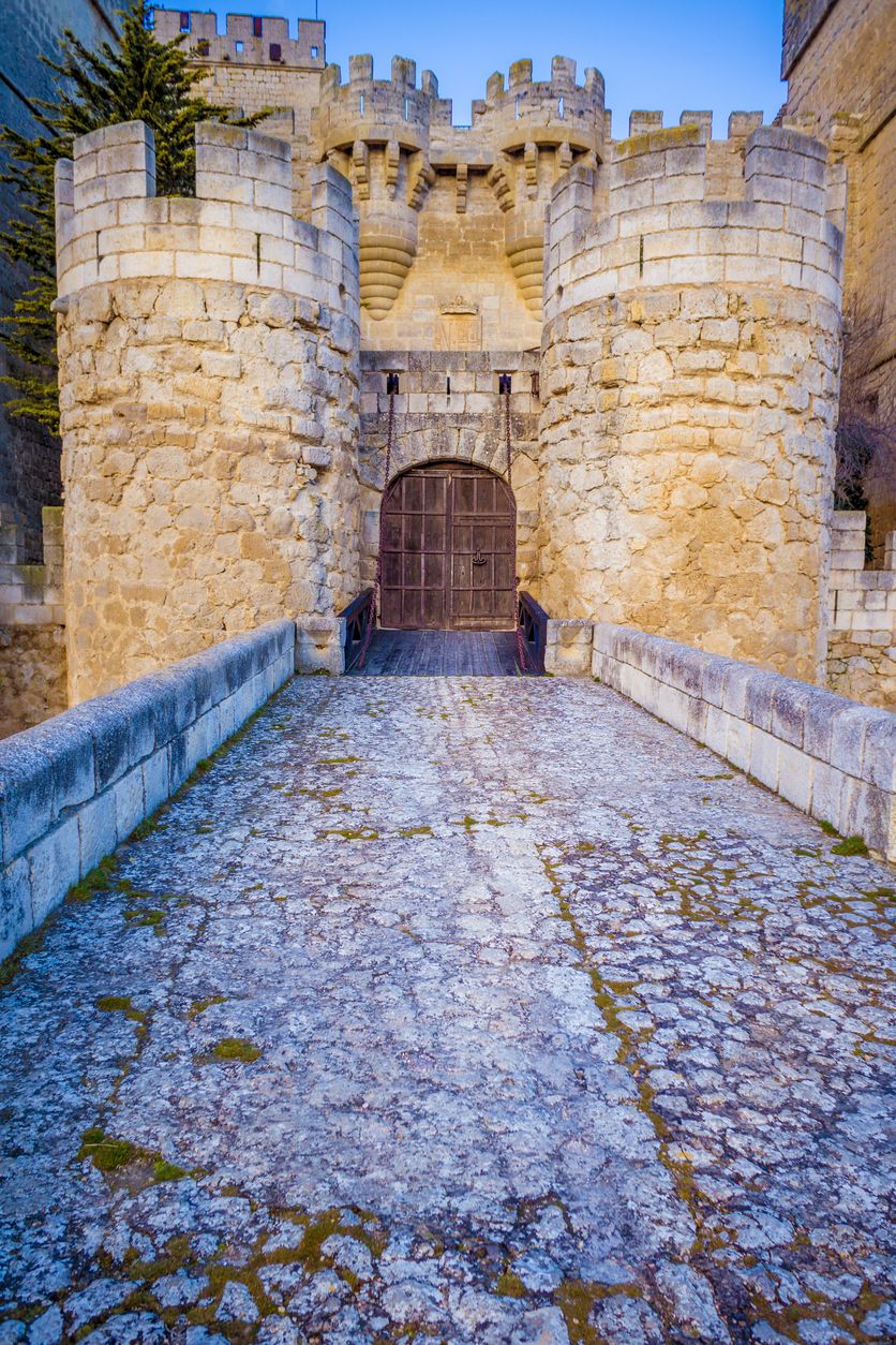 La entrada al Castillo de Ampudia con su puente levadizo en Palencia