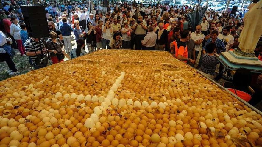 El bollo pascual, adornado con 6.000 huevos. // Iñaki Abella