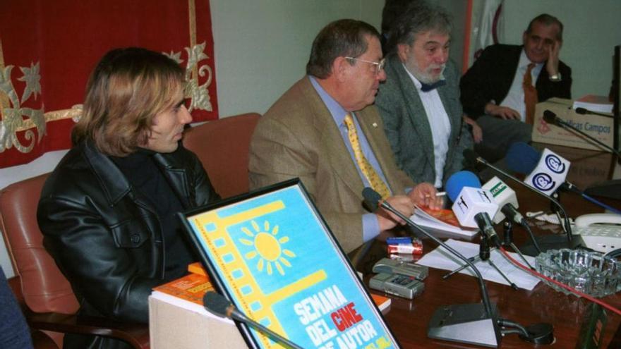 Enrique Bolín y Luis Mamerto López-Tapia, durante la publicación sobre la Semana de Autor de Benalmádena.