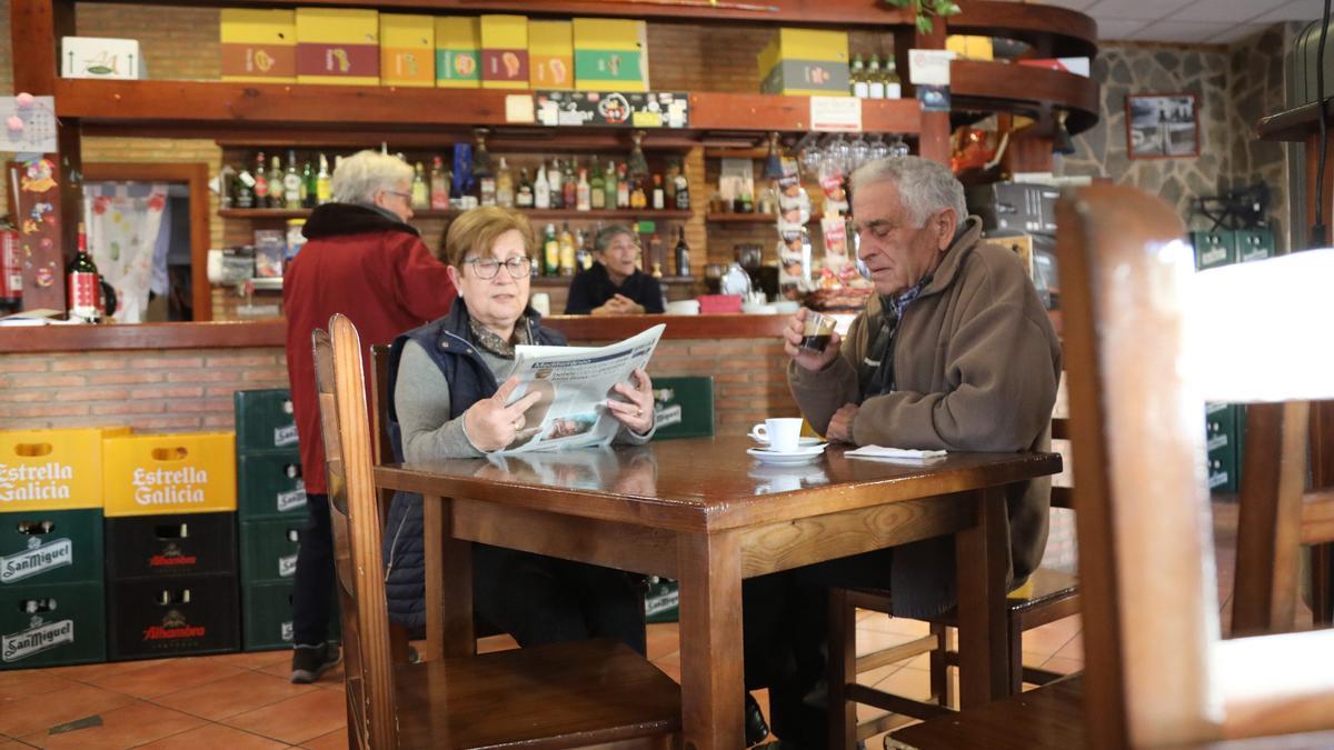 Los bares siguen siendo un punto de encuentro en todas las localidades.