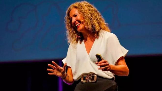 La psicóloga Elena Arnaiz lanza una reflexión que va más allá del agotamiento laboral: Cansa trabajar, pero más aún sentir que siempre tienes que demostrar tu valor