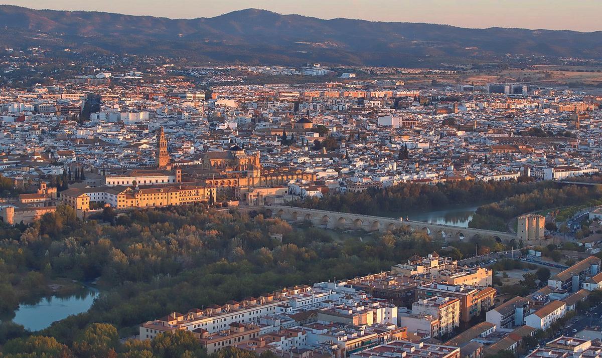 Vista aérea del casco histórico de Córdoba, con el río Guadalquivir y el Puente Romano en primer plano.