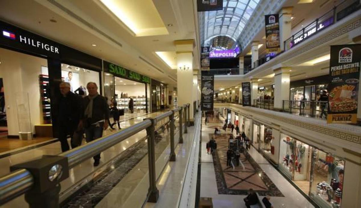 Un juzgado permite a los centros comerciales abrir los domingos en un nuevo revés para el tripartito