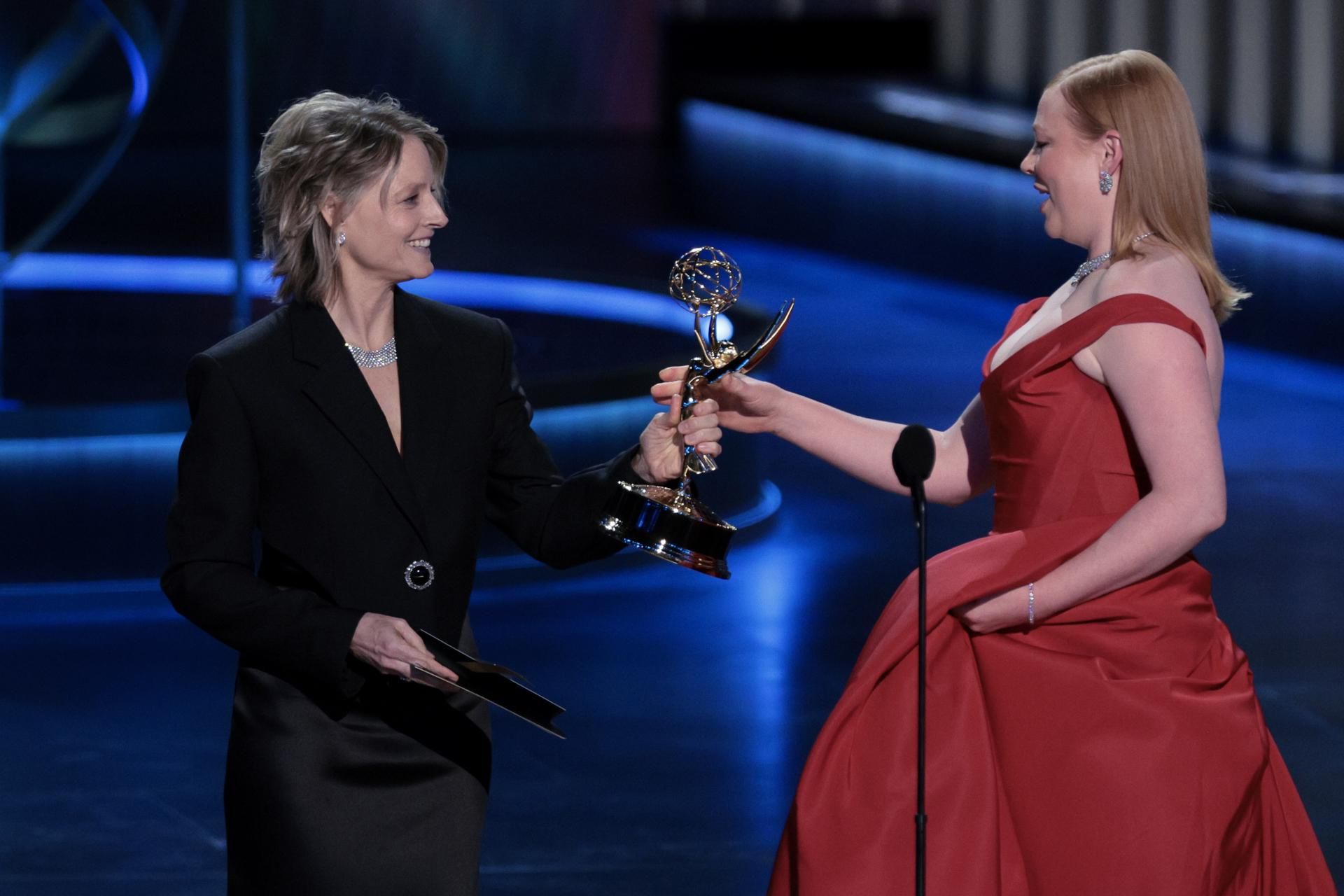 Sarah Snook (d) acepta de Jodie Foster el Emmy a Mejor Actriz en un Drama por 'Succession'.jpg