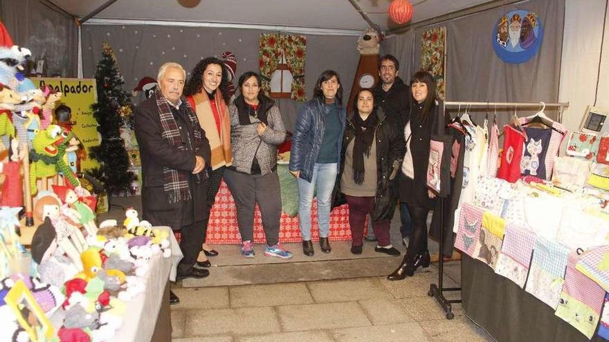 Inauguración de la feria de artesanía y el regalo que ayer se inauguró en la Alameda.  // Santos Álvarez