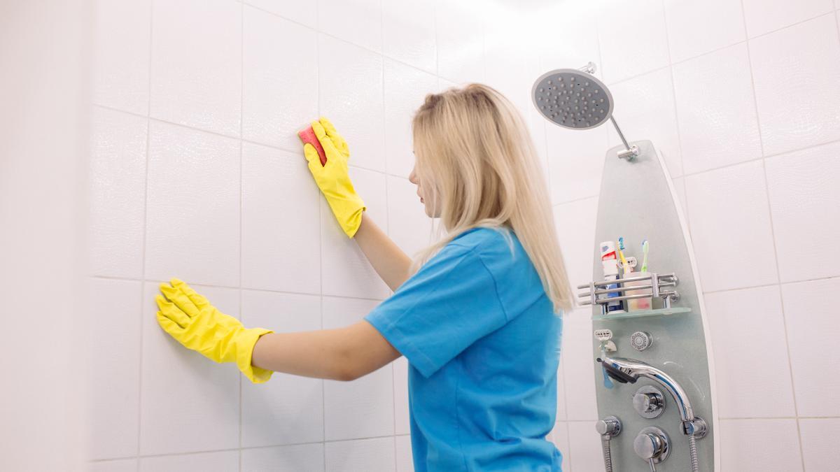 Mujer limpiando un baño