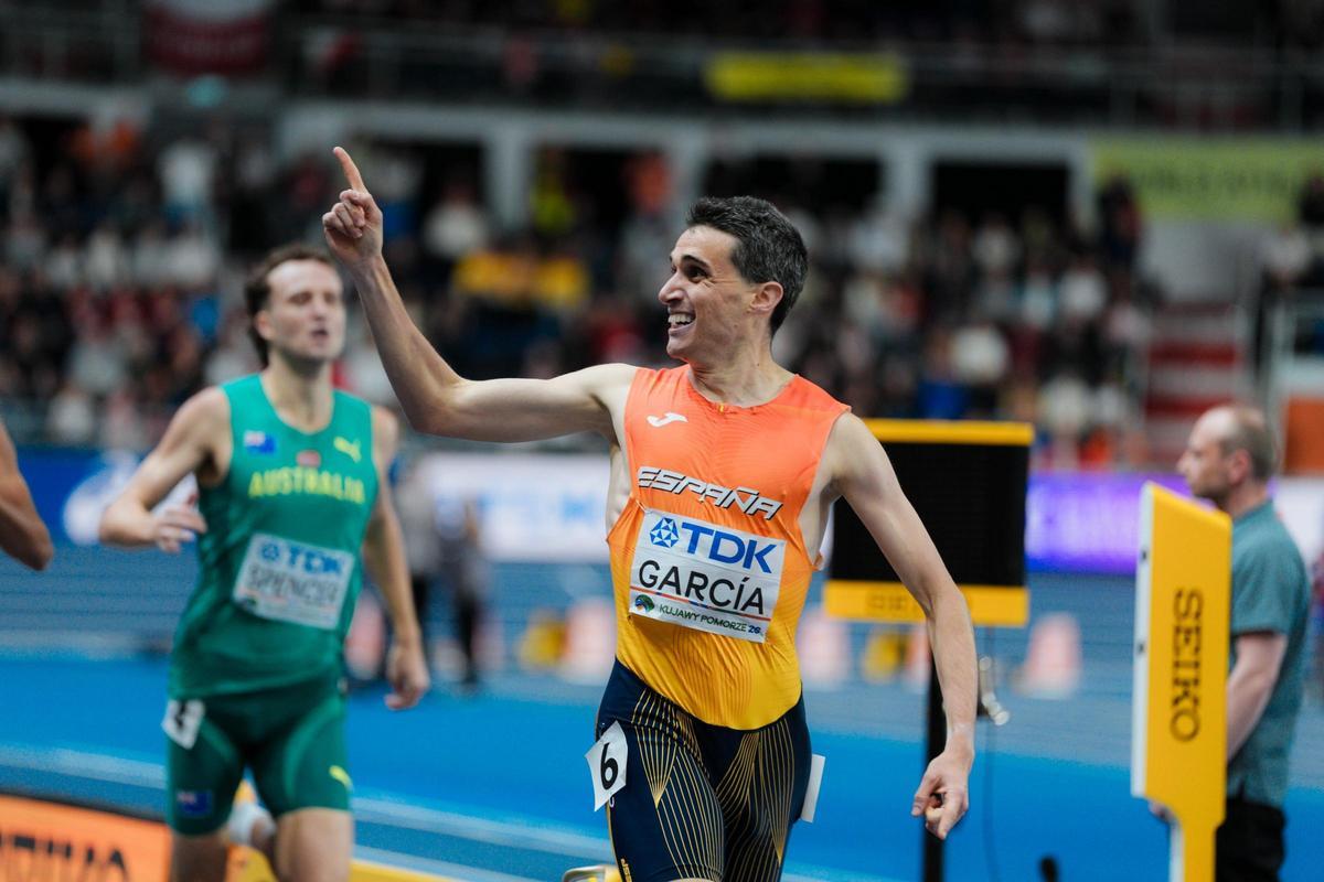 Mariano García cruza la meta como campeón del mundo en pista cubierta