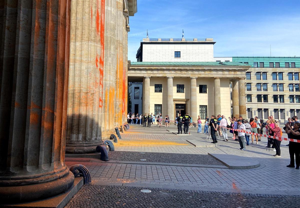 Berlín limpia la Puerta de Brandeburgo tras la protesta de activistas climáticos