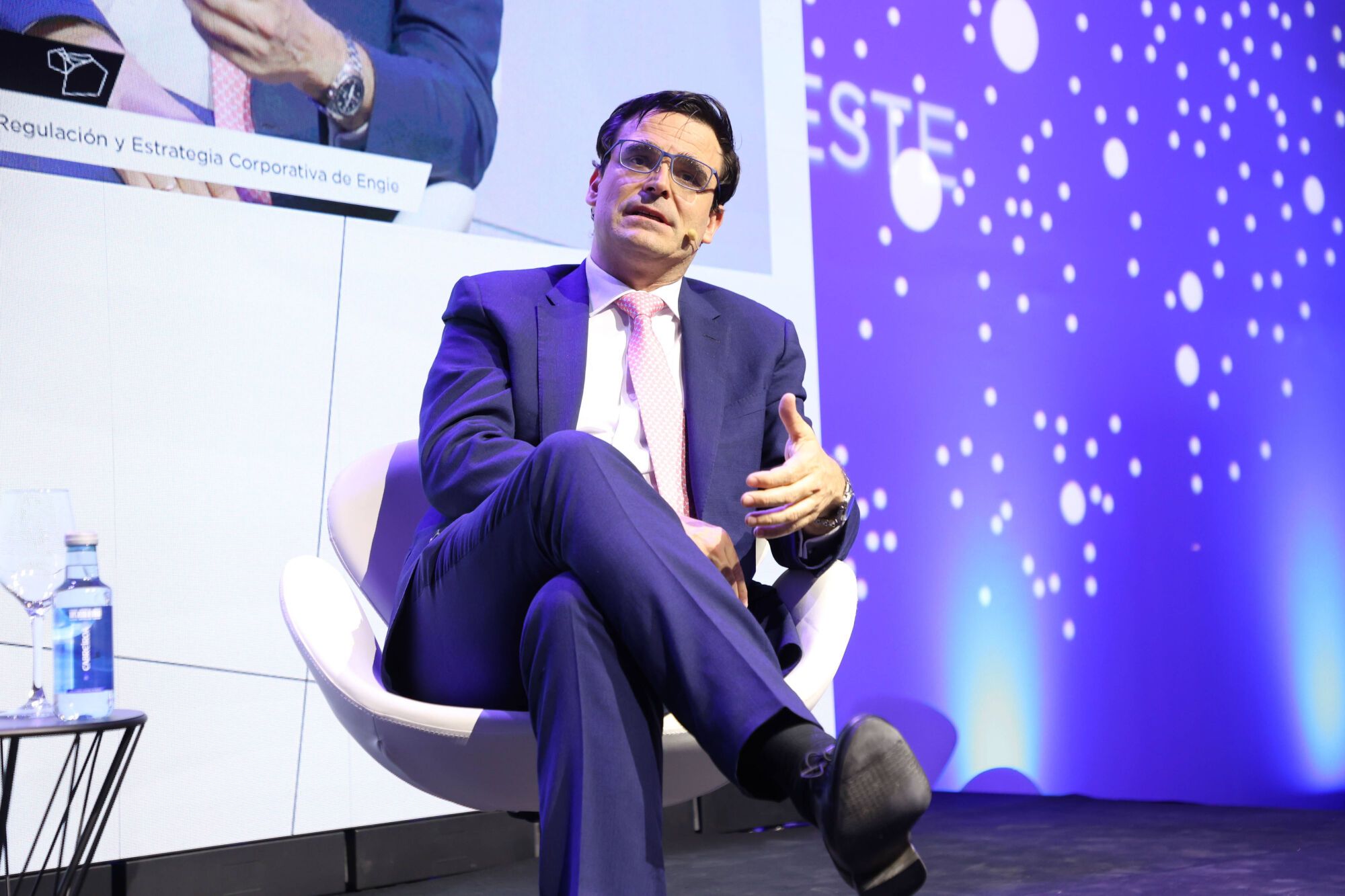 Diálogo entre Daniel Fernández Alonso, director de Comunicación, Relaciones Institucionales, Regulación y Estrategia Corporativa de Engie y Juan Carlos Lozano, jefe de especiales en Prensa Ibérica