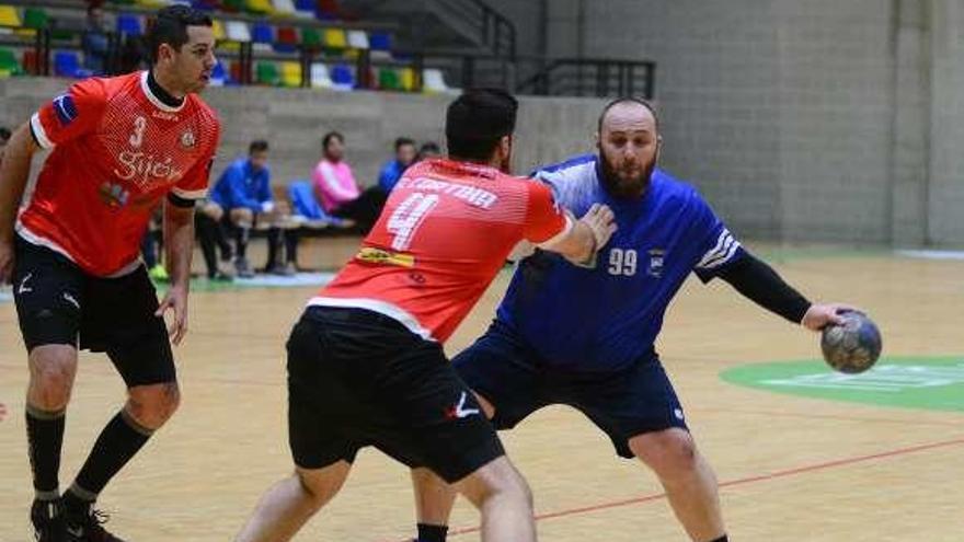 El pivote Chema en el partido ante el Gijón. // Gonzalo Núñez