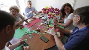 Taller de rosas de Sant Jordi en un piso de reinserción de la fundación Obra Mercedaria para presos que han cumplido su condena, el pasado miércoles.