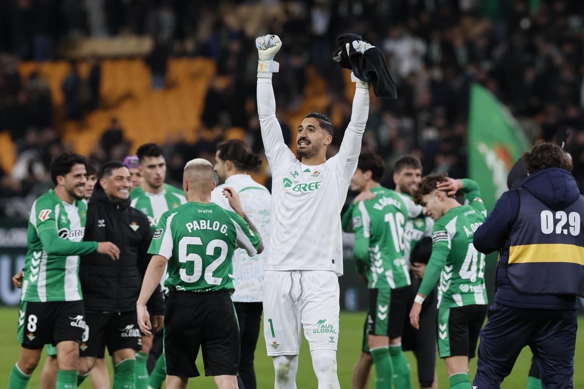 Los jugadores del Betis celebran la victoria, al término del partido de LaLiga EA Sports que Real Betis y Villarreal