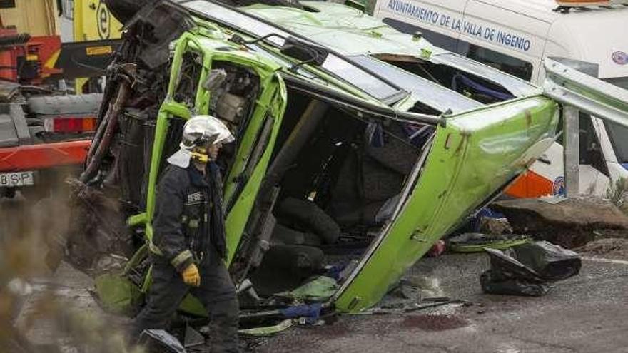 Un muerto y 17 heridos al volcar un bus en Gran Canaria