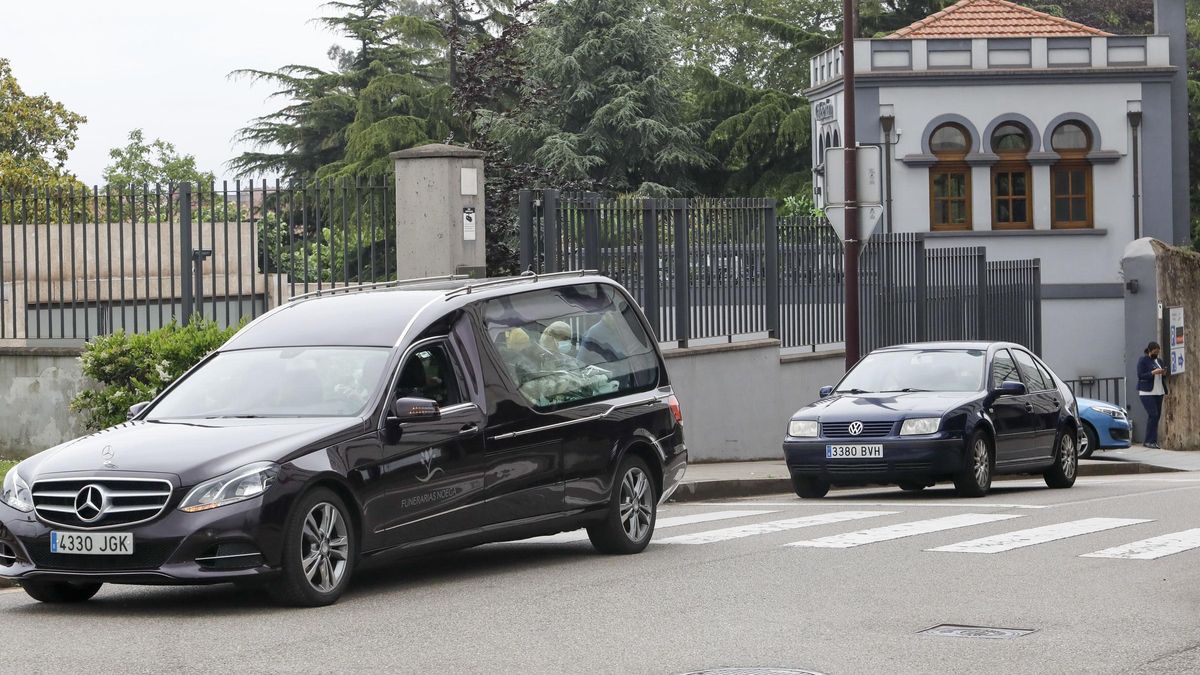 La comitiva fúnebre, saliendo del tanatorio.